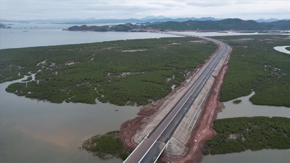 Du kien khai thac tam thoi cao toc Van Don - Mong Cai tu 1/8