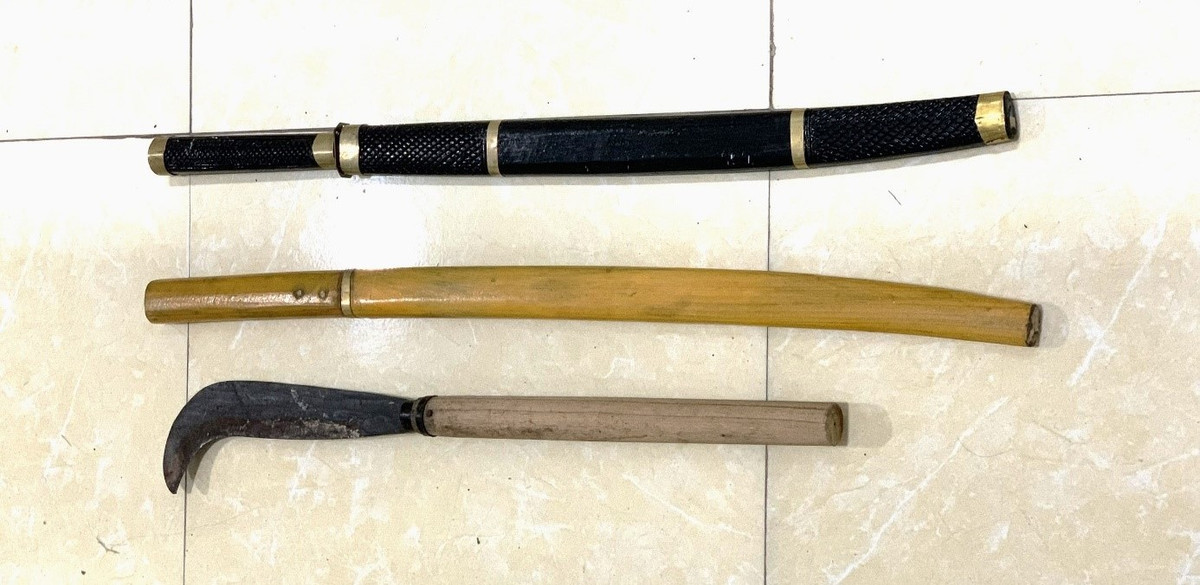 Mâu thuẫn việc đỗ xe, nhóm thanh niên về lấy “đồ” để giải quyết Mau thuan viec do xe, nhom thanh nien ve lay “do” de giai quyet