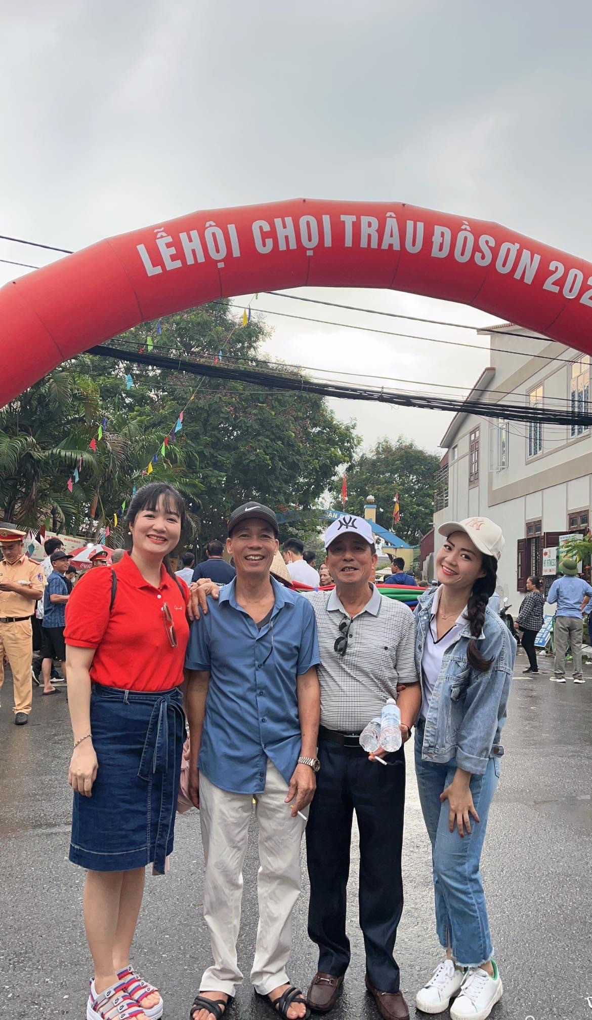 Lễ hội chọi trâu Đồ Sơn là một trong 15 lễ hội lớn nhất Việt Nam. Người dân vẫn truyền tụng thành câu ca “Dù ai buôn đâu bán đâu/ mồng 9 tháng 8 chọi trâu thì về/ Dù ai buôn bán trăm bề/ Mồng 9 tháng 8 nhớ về chọi trâu”.