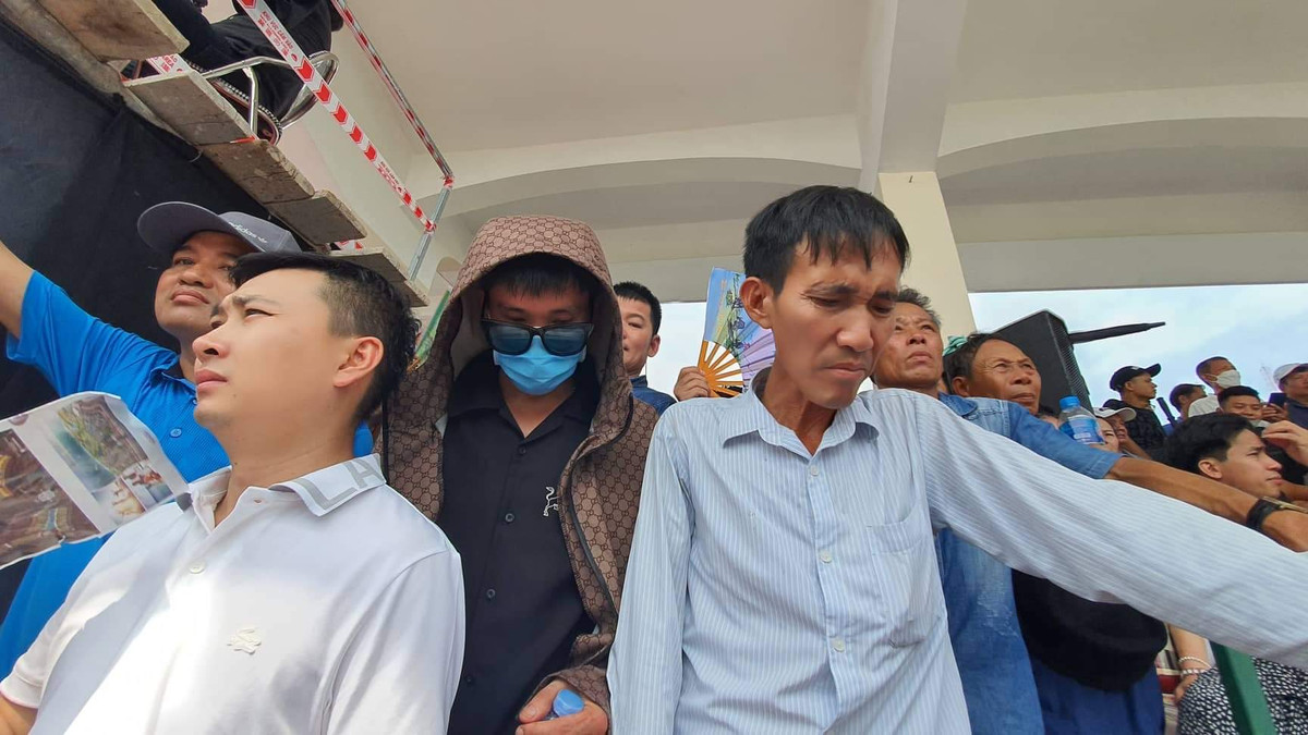 Do sân vận động sức chứa khoảng 20.000 chỗ ngồi nên Ban tổ chức sẽ kiểm soát lượng du khách, người dân vào sân vận động xem chọi trâu bằng vé mời và giấy mời.