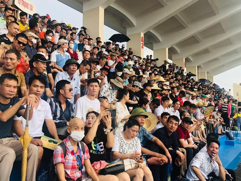 Các chỗ ngồi trên sân vận động đều chật kín.