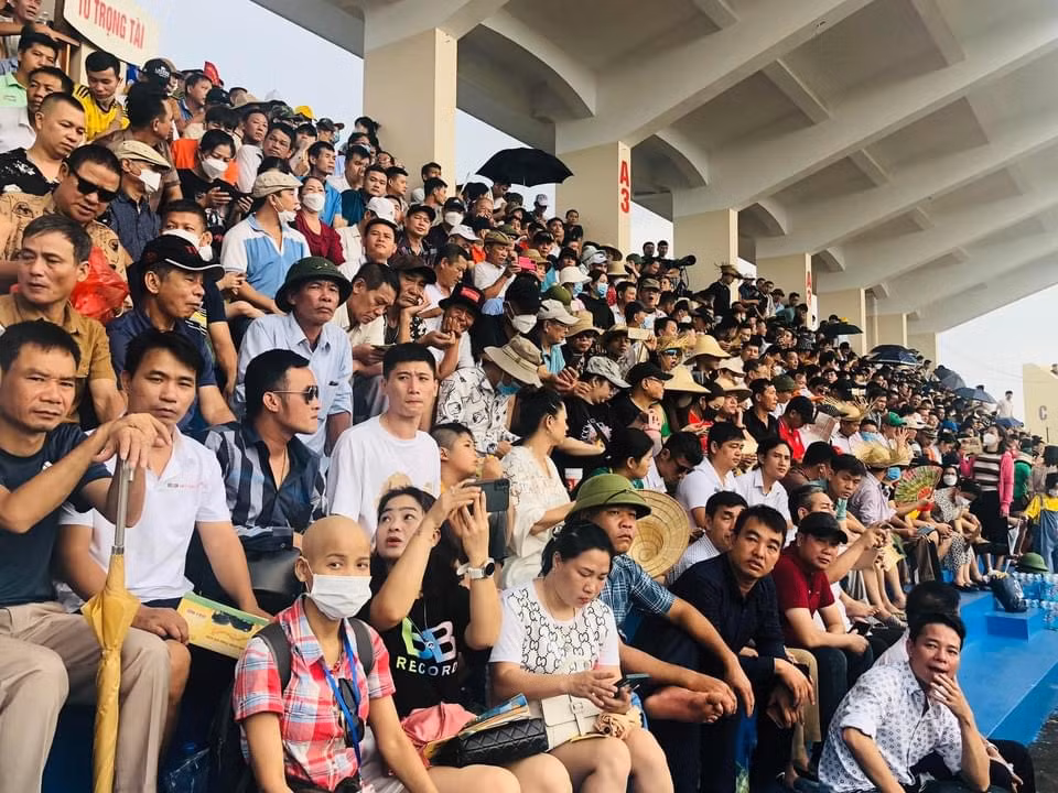 Các chỗ ngồi trên sân vận động đều chật kín.