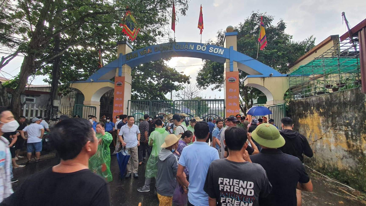 Dòng người nườm nượp từ các địa phương khác trên cả nước đổ về sân vận động trung tâm Đồ Sơn để xem chọi trâu.