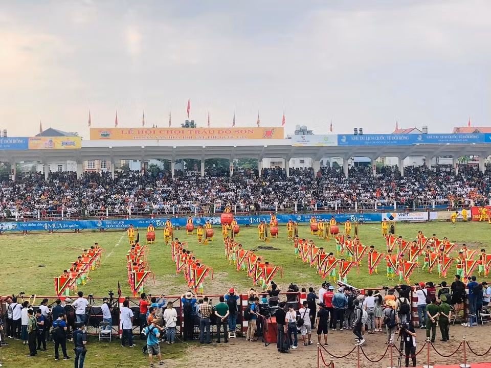 Hang van nguoi chen chan tai le hoi choi trau Do Son-Hinh-2