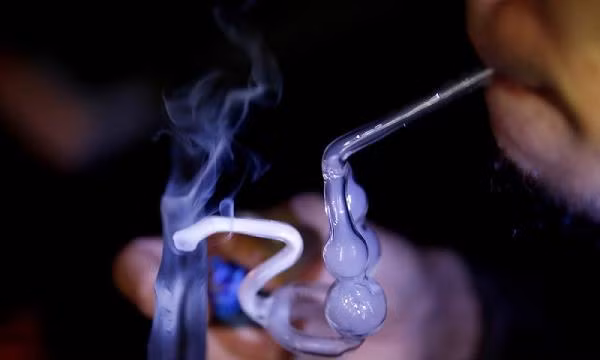 Quang Ninh: Phat hien 2 doi nam nu mo “tiec ma tuy” trong nha nghi