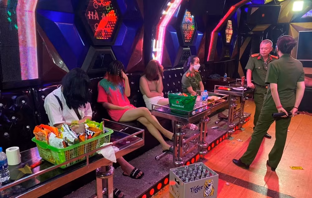 Khoi to cac doi tuong “mo tiec” ma tuy trong quan karaoke