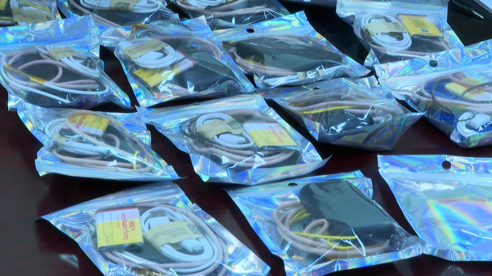 Hải Phòng: Phát hiện điện thoại siêu nhỏ gian lận trước khì thi THPT - Hình 3 Hai Phong: Phat hien dien thoai sieu nho gian lan truoc khi thi THPT-Hinh-3