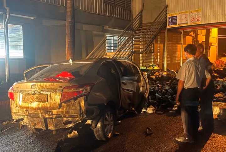 Nghi ghen tuong, Pho giam doc lao thang xe vao cong ty vo