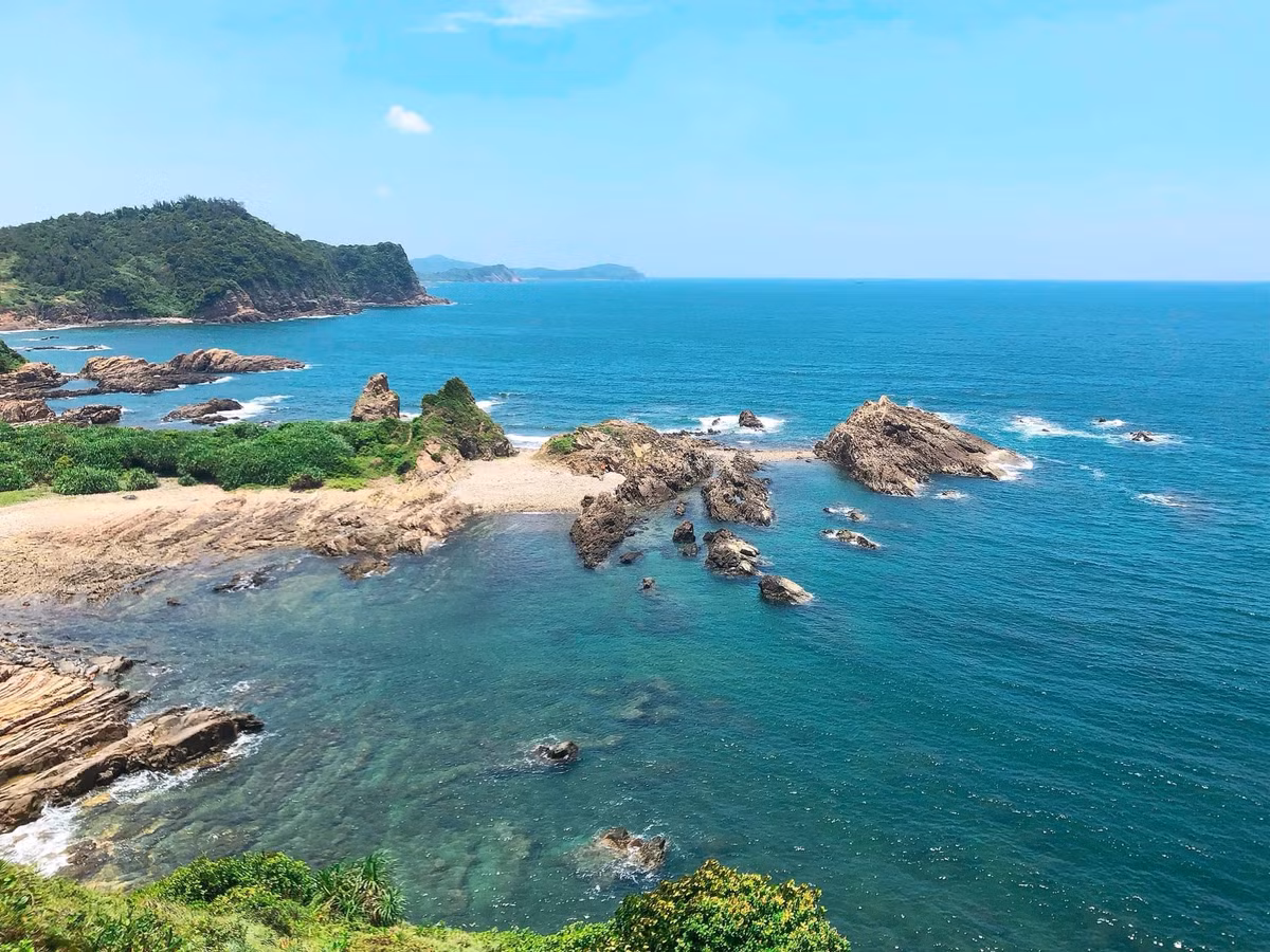 Huyen dao dau tien yeu cau khach den khong duoc mang chai nhua, tui nilon
