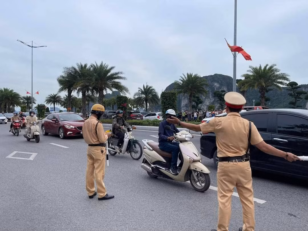 Quang Ninh: Kham nha nguyen Chu tich TP Ha Long Pham Hong Ha-Hinh-4