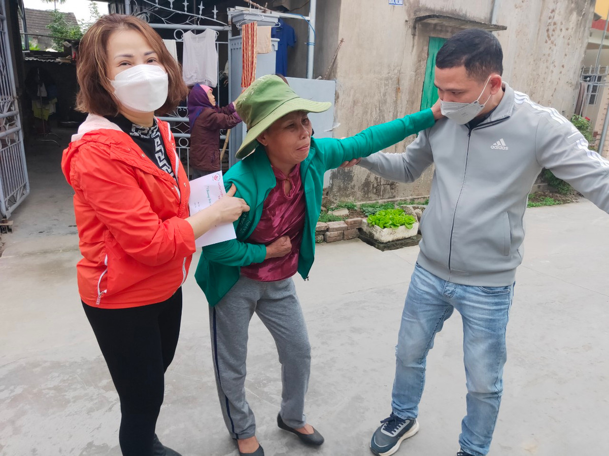 Người bệnh ấm lòng với những cốc cháo nghĩa tình Tâm Phát - Hình 2 Nguoi benh am long voi nhung coc chao nghia tinh Tam Phat-Hinh-2