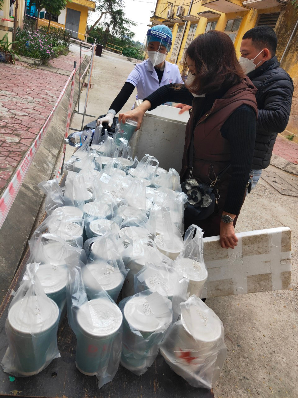 Người bệnh ấm lòng với những cốc cháo nghĩa tình Tâm Phát - Hình 6 Nguoi benh am long voi nhung coc chao nghia tinh Tam Phat-Hinh-6