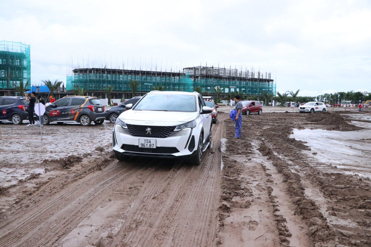 Gần 2.000 ô tô xếp hình bản đồ Việt Nam lớn nhất từ trước đến nay - Hình 2 Gan 2.000 o to xep hinh ban do Viet Nam lon nhat tu truoc den nay-Hinh-2