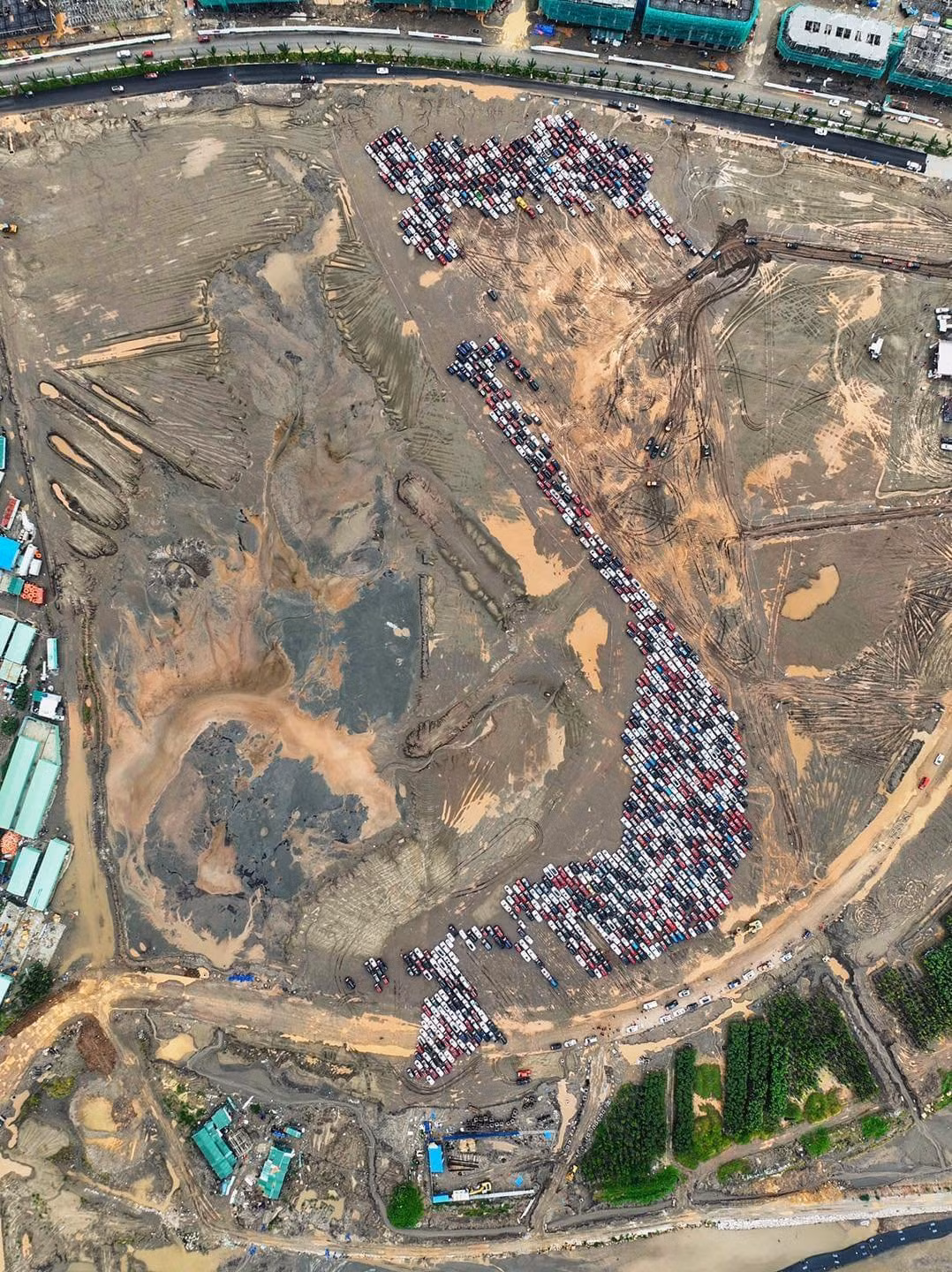 Gan 2.000 o to xep hinh ban do Viet Nam lon nhat tu truoc den nay