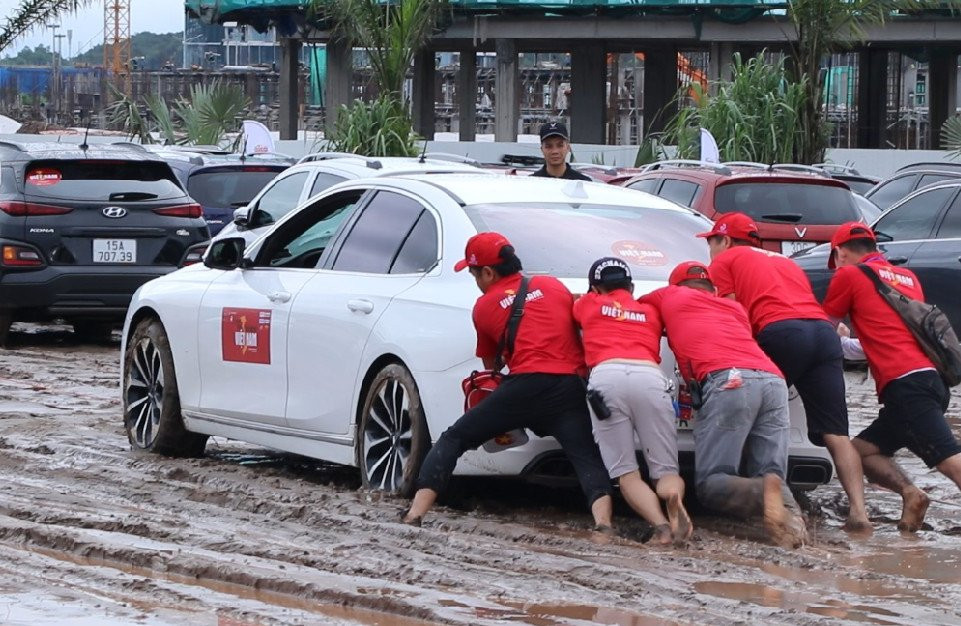 Gần 2.000 ô tô xếp hình bản đồ Việt Nam lớn nhất từ trước đến nay - Hình 4 Gan 2.000 o to xep hinh ban do Viet Nam lon nhat tu truoc den nay-Hinh-4