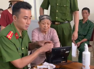 Hai Phong: Pho truong CA quan truc tiep van dong nguoi dan lam CCCD-Hinh-2