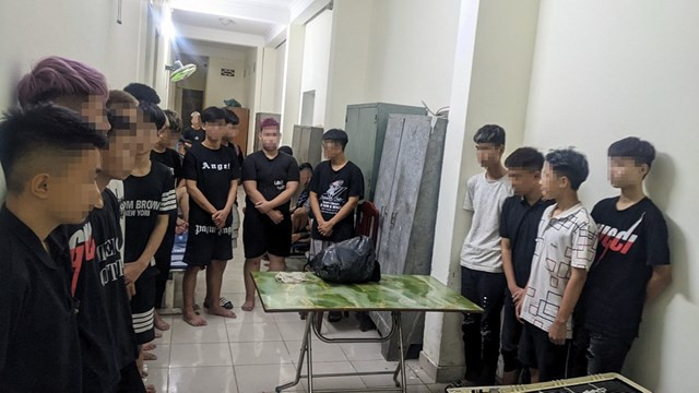 Khoi to nhom thanh thieu nien nao loan duong pho, tan cong canh sat