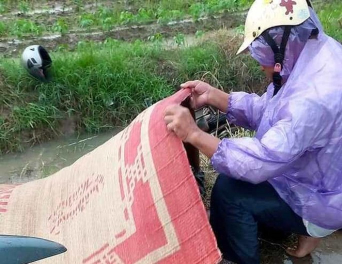 Hai Phong: Di xe may duoi troi mua, 2 nguoi bi set danh thuong vong