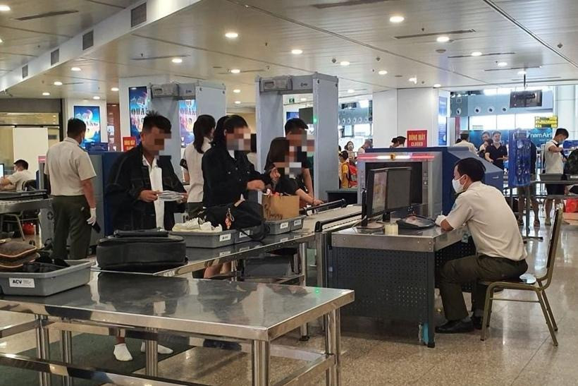 Khach mang duong phen ra san bay, bi giu lai vi nghi la ma tuy