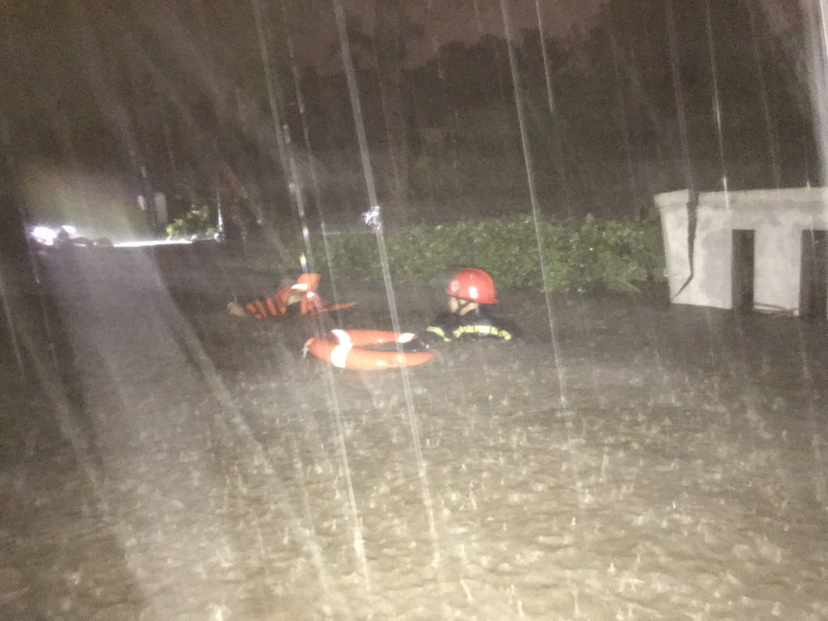 Tại phường Quang Trung, Bắc Sơn, Vàng Danh (TP Uông Bí, Quảng Ninh) ngập sâu trong nước, có chỗ ngập sâu hơn 2m. Công an thành phố đã huy động hơn 60 cán bộ, chiến sĩ và 1 xe ô tô cứu nạn, cứu hộ, 2 xe ô tô chữa cháy cùng nhiều trang thiết bị, phương tiện khác, chia thành nhiều tổ công tác triển khai suốt đêm 25/8 tìm kiếm cứu nạn, hỗ trợ nhân dân sơ tán tài sản. Ảnh: CAQN 