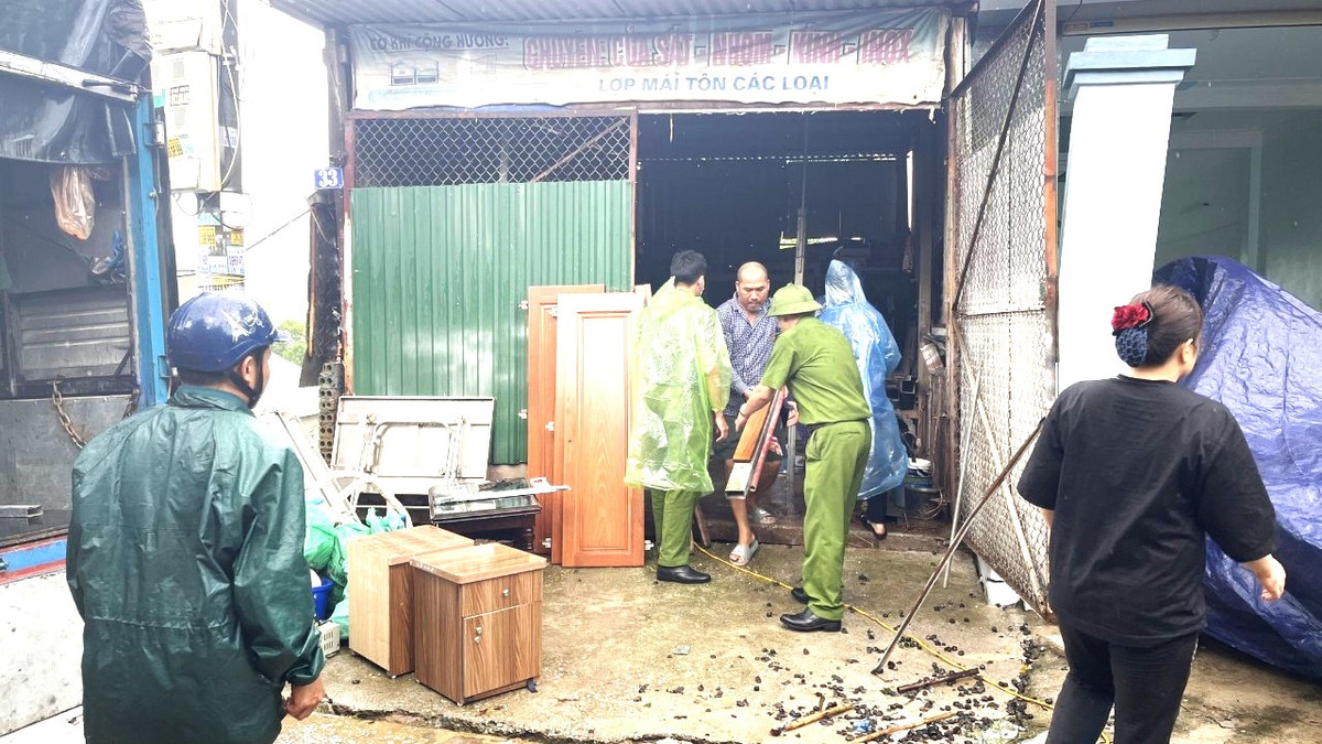 Nhiều khu vực thuộc các phường Cao Thắng, Hà Khánh, Yết Kiêu, Hà Lầm, Hà Khẩu, Giếng Đáy, Hà Tu (TP Hạ Long) bị ngập sâu trong nước. Nhiều phường, xã bị sạt lở đất đá gây nguy hiểm đến nhà dân và đường giao thông như Bãi Cháy, Giếng Đáy, Trần Hưng Đạo, Hồng Hải, Hồng Hà, Vũ Oai, Quảng La... Trước những nguy cơ trên, Công an thành phố Hạ Long đã vận động và cùng nhân dân di dời người và tài sản đến nơi an toàn ngay trong đêm 25 rạng sáng 26/8. Ảnh: CAQN