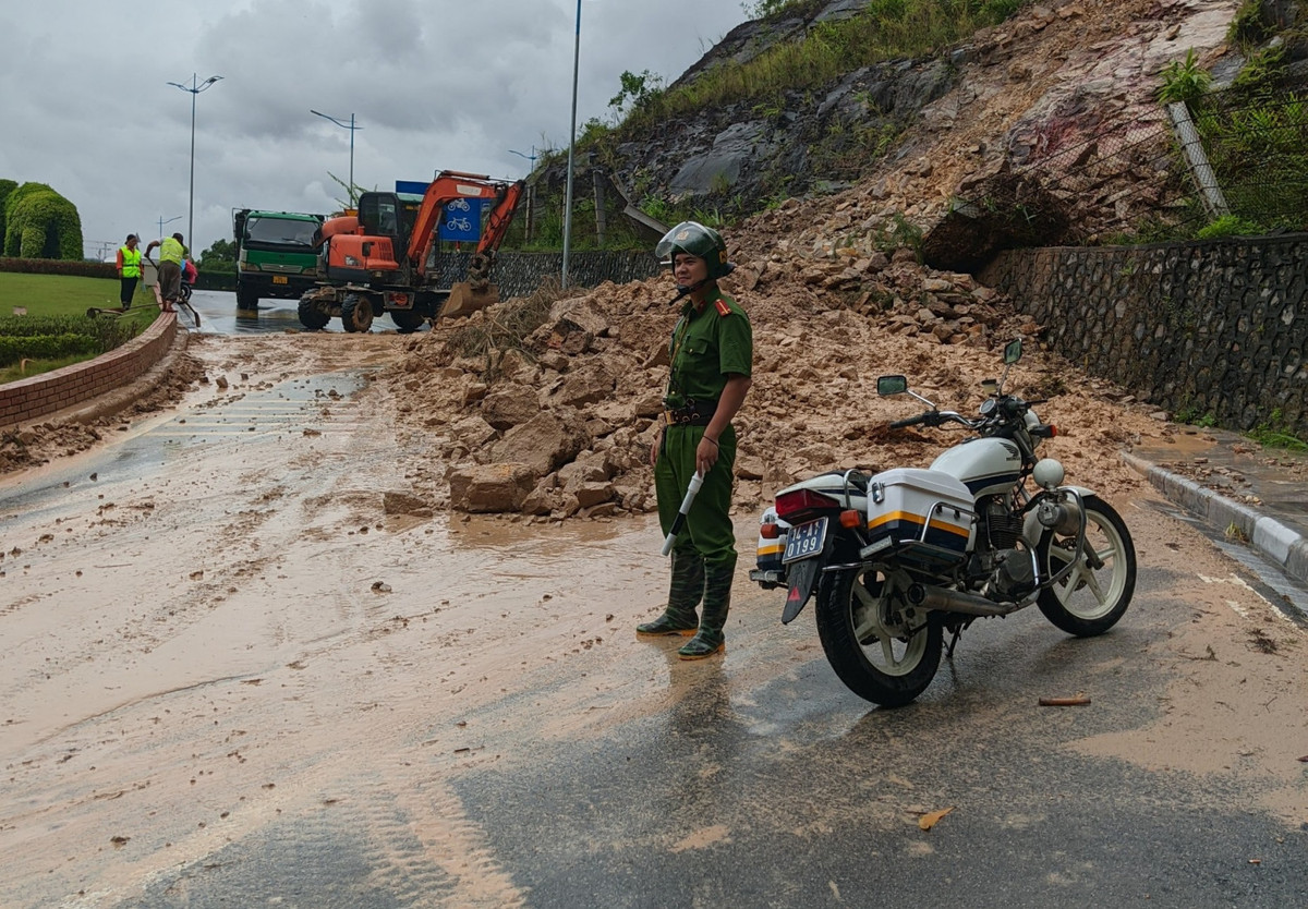 Tính đến trưa ngày 26/8, nhiều hộ dân trong vùng bị ngập đã được di dời, còn nhiều nơi trên địa bàn thành phố Hạ Long vẫn ngập sâu trong nước và nguy cơ sạt lở đất đá cao. Công an thành phố vẫn đang tiếp tục phối hợp với chính quyền địa phương giúp đỡ nhân dân khắc phục hậu quả của cơn bão số 3. Ảnh:CAQN
