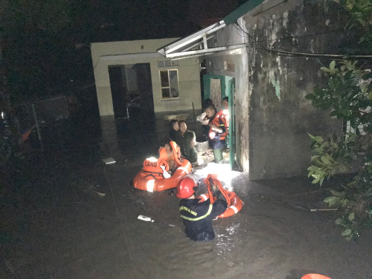 Công an thành phố Uông Bí đã tiếp cận các khu vực bị ngập sâu, chia cắt, phối hợp với các lực lượng hướng dẫn 132 người già, phụ nữ, trẻ em và người dân tại 38 hộ bị ngập lụt đến nơi an toàn, đồng thời, trực tiếp tìm kiếm và đưa được 12 người đang bị mắc kẹt trong nước sâu, có nguy cơ ảnh hướng tính mạng đến nơi an toàn, gồm có 2 người già, 1 phụ nữ và 9 trẻ em, trong đó có 1 cháu 7 tháng tuổi và 1 cháu 1 tuổi. Ảnh: CAQN