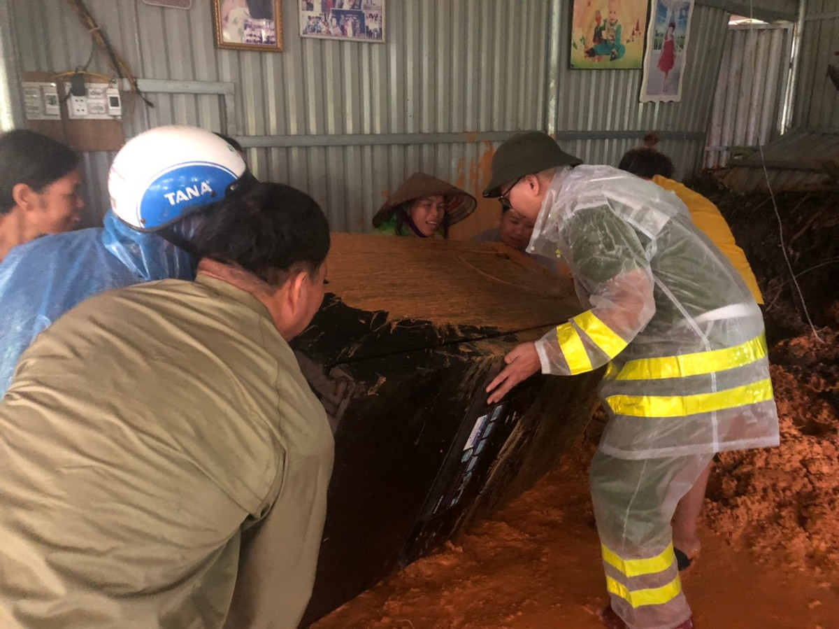 Công an xã Phong Dụ, huyện Tiên Yên giúp người dân di dời tài sản. Ảnh: CAQN