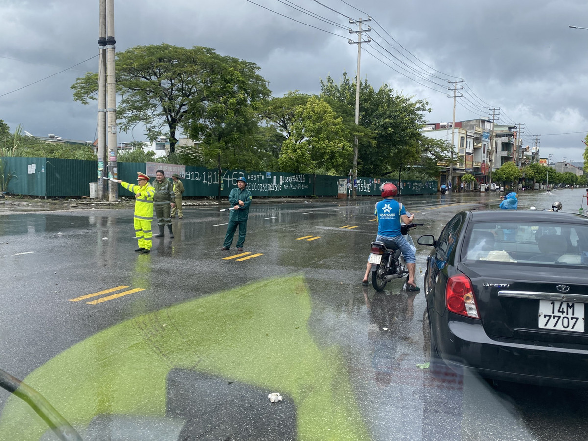 Công an TP Hạ Long điều tiết giao thông, cảnh báo người dân không đi vào khu vực nguy hiểm. Ảnh:CAQN