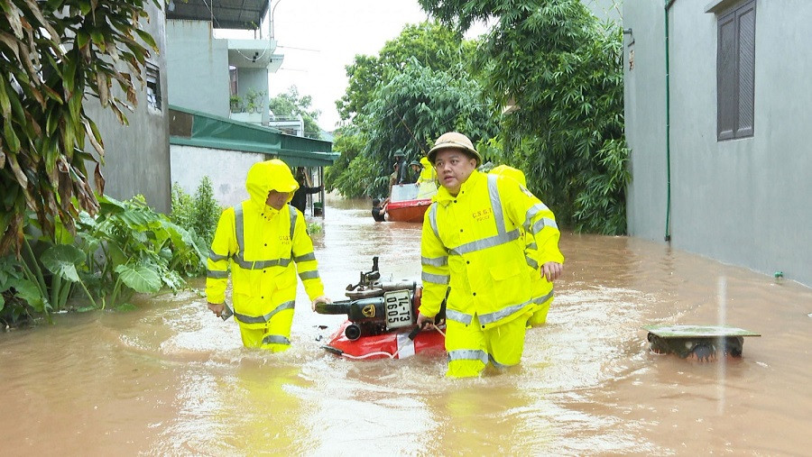Phòng cảnh sát PCCC&amp;CNCH – Công an tỉnh Quảng Ninh đã điều động 10 cán bộ, chiến sĩ, 1 xe chữa cháy thuộc Đội chữa cháy và CNCH khu vực Tiên Yên, phối hợp với các lực lượng chức năng trên địa bàn huyện Tiên Yên tiến hành hỗ trợ đưa người mắc kẹt, tài sản của các hộ dân bị ngập lụt ra vị trí an toàn. Ảnh: CAQN