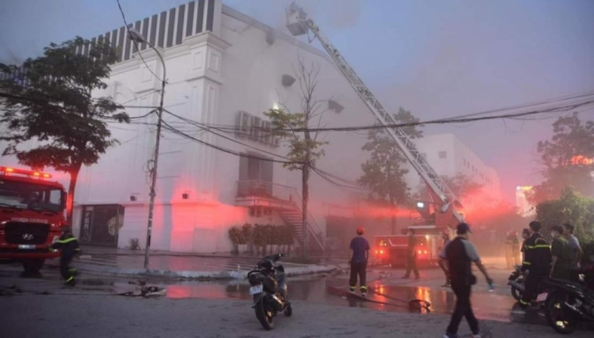 Quan bar lon nhat Hai Phong boc chay ngun ngut-Hinh-2