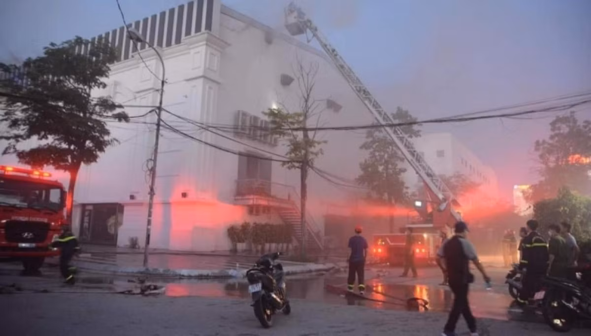 Quan bar lon nhat Hai Phong boc chay ngun ngut-Hinh-2