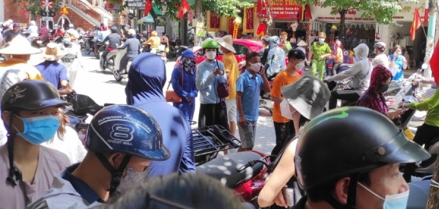 Hai Phong: Nguoi dan xep hang dai dang dac tu 4 gio sang mua banh Trung thu-Hinh-14