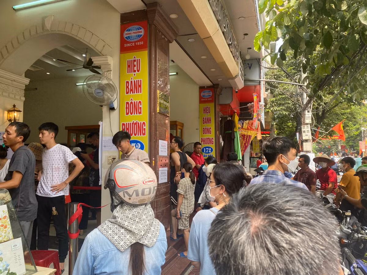 Hai Phong: Nguoi dan xep hang dai dang dac tu 4 gio sang mua banh Trung thu-Hinh-10