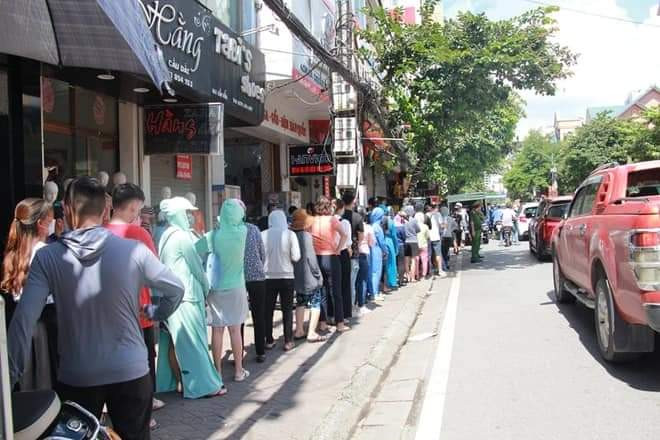 Hai Phong: Nguoi dan xep hang dai dang dac tu 4 gio sang mua banh Trung thu-Hinh-5