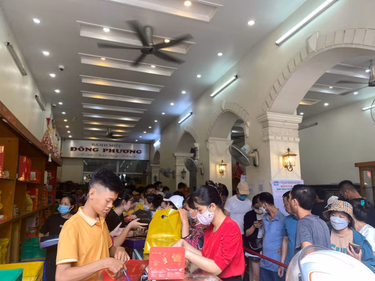 Hai Phong: Nguoi dan xep hang dai dang dac tu 4 gio sang mua banh Trung thu-Hinh-9