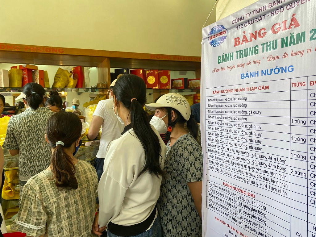 Hai Phong: Nguoi dan xep hang dai dang dac tu 4 gio sang mua banh Trung thu-Hinh-13