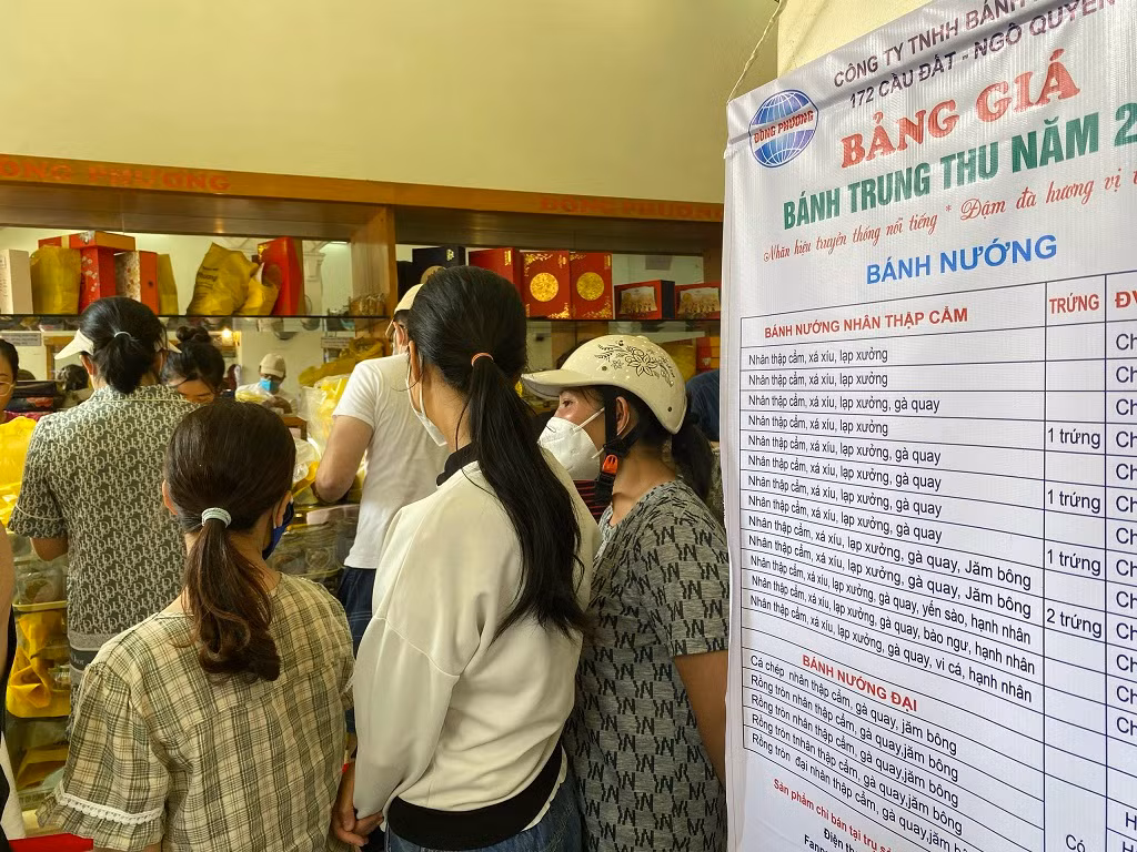 Hai Phong: Nguoi dan xep hang dai dang dac tu 4 gio sang mua banh Trung thu-Hinh-13