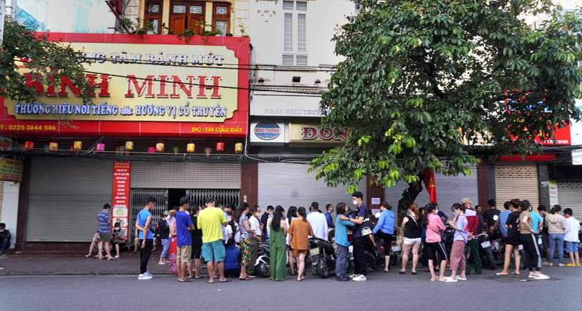 Hai Phong: Nguoi dan xep hang dai dang dac tu 4 gio sang mua banh Trung thu-Hinh-4