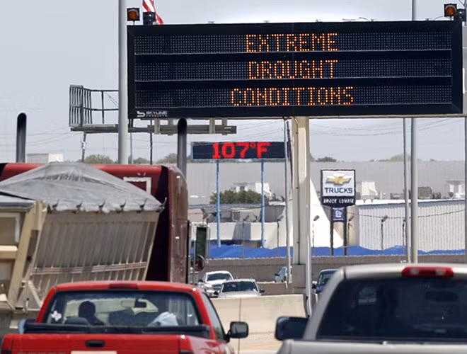 Tại Bắc Mỹ, một đợt hạn hán năm 1988 kéo dài xảy ra kèm theo những trận bão bụi nghiêm trọng, khiến 10.000 người thiệt mạng, thiệt hại kinh tế lên đến 78 tỷ USD.