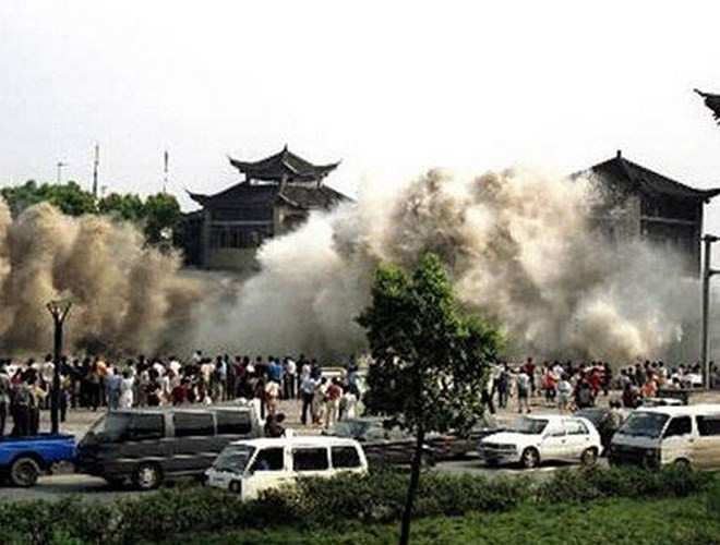 Tháng 8-1975, bão Nina bất ngờ đổ bộ vào Trung Quốc với sức mạnh khủng khiếp, gây ra trận lụt làm vỡ đập liên hoàn khắp đất nước. Thảm họa này đã cướp đi sinh mạng của 231.000 người.