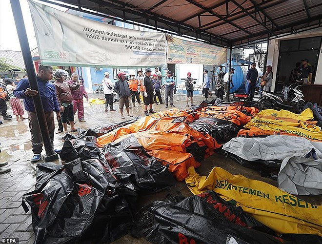 Hàng dài thi thể những người bị thiệt mạng sau trận sóng thần núi lửa.