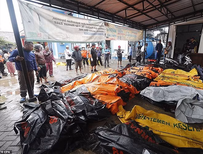 Hàng dài thi thể những người bị thiệt mạng sau trận sóng thần núi lửa.