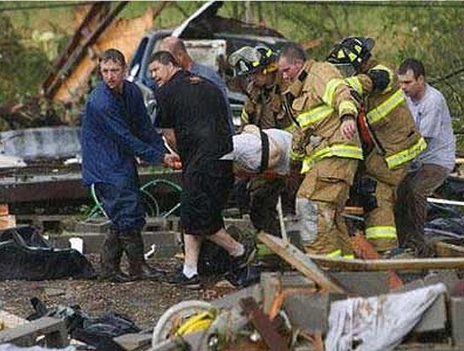 148 cơn lốc xoáy đã tấn công qua 13 tiểu bang của nước Mỹ vào mùa xuân năm 1974 cướp đi 330 người và làm hơn 5.000 người khác bị thương.