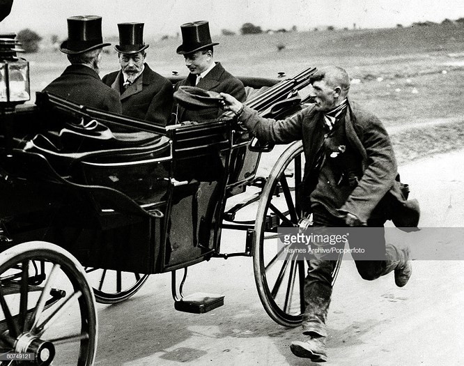 Một người đàn ông nghèo chạy dọc theo cỗ xe của Vua George V để xin tiền.