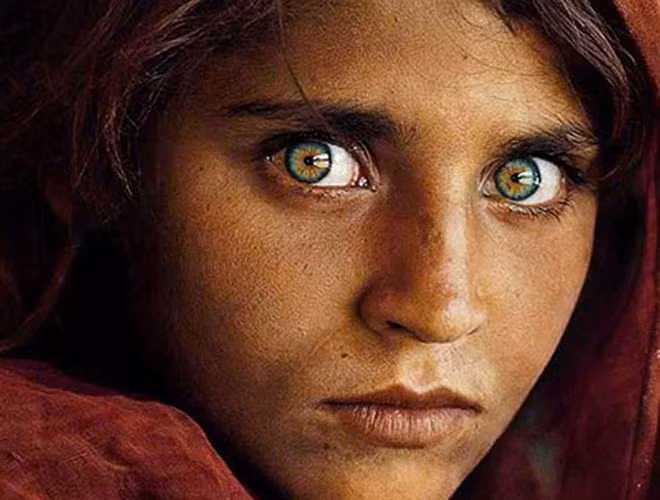 Cô gái trẻ người Afghanistan này giờ đây chắc đã thành thiếu nữ, vì đôi mắt của cô được phát hiện tình cờ trong trại tị nạn ở Pakistan