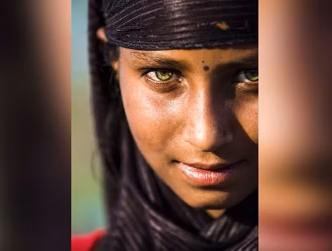 Azu là một cô bé khoảng 13 tuổi, sống ở Jaipur, thủ phủ của bang Rajasthan, Ấn Độ. Cô có đôi mắt xanh lá cây đẹp đến kỳ lạ, với nhãn cầu màu vàng xám. Đôi mắt dường như nói rằng, cô bé này có khả năng nhìn xuyên thấu