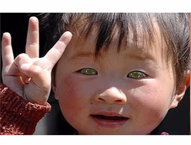 Sinh ra và lớn lên ở đất nước Nhật Bản, Ping có đôi mắt màu ngọc bích vô cùng độc đáo