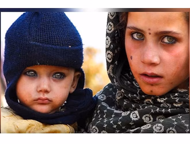 Nếu tính ra chỉ có 4% dân số thế giới sở hữu đôi mắt xanh, thì chắc chắn, cậu bé này đến từ một thế giới khác