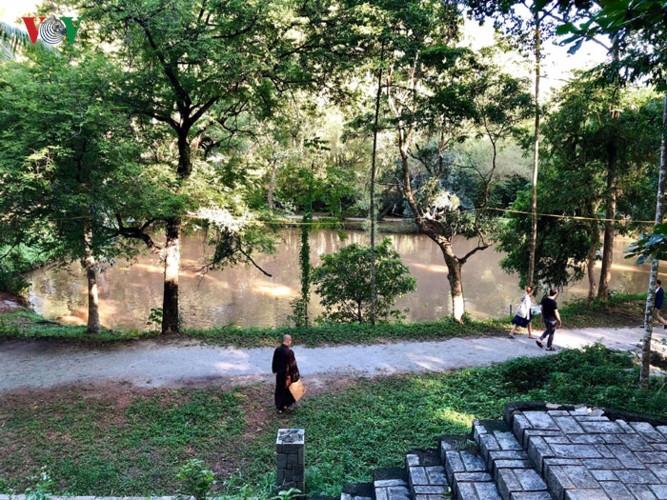 Nét giản dị của chùa thể hiện qua lối kiến trúc chữ “Khẩu” với ba gian hai chái truyền thống tạo thành tổng thể khép kín.